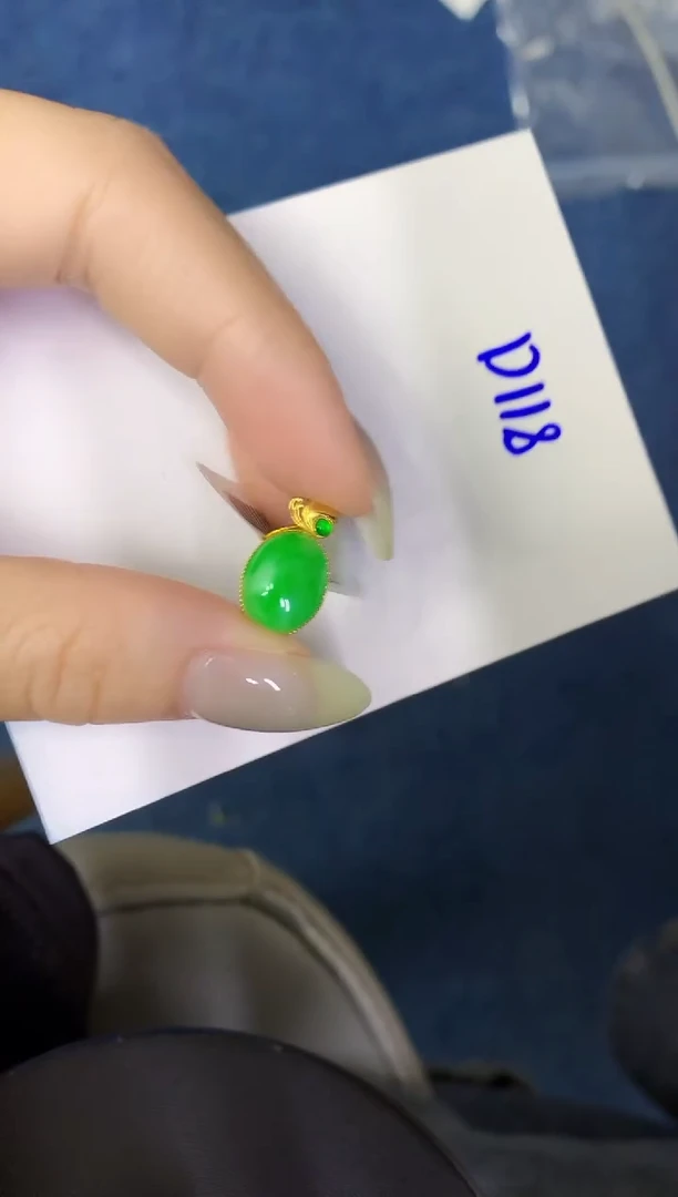 翡翠18K金镶嵌颈饰缅甸天然翡翠A货