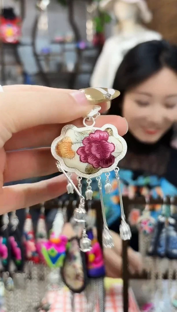 织绣云织瑶非遗老绣饰品115