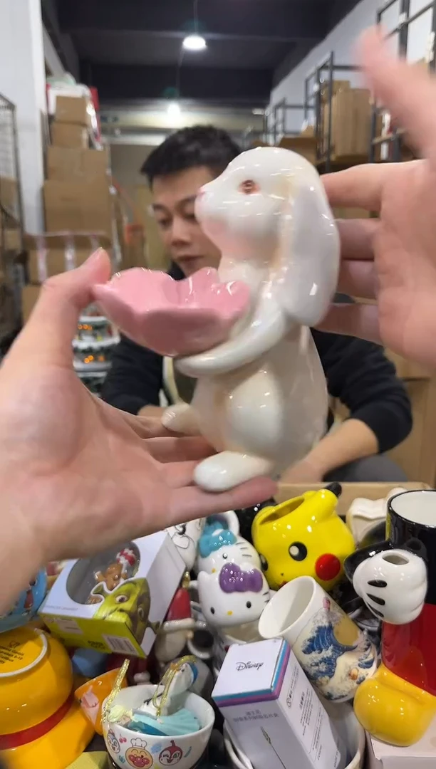 瓷片兔子抱花摆件