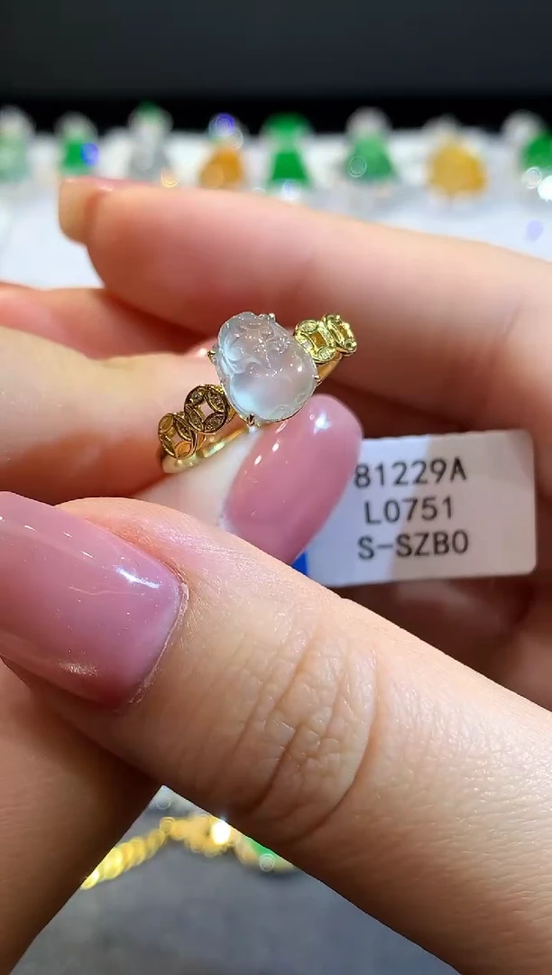 18K金镶嵌戒指翡翠多样性发其一