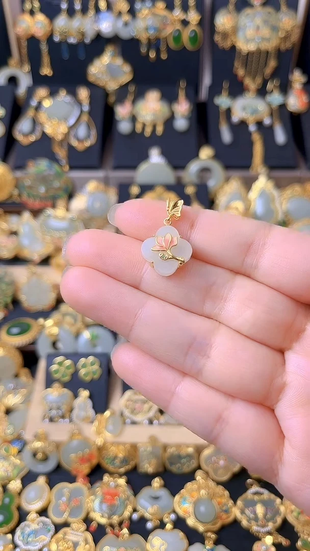 颈饰银S925镀金镶嵌和田玉蝶恋花荷花四叶草吊坠