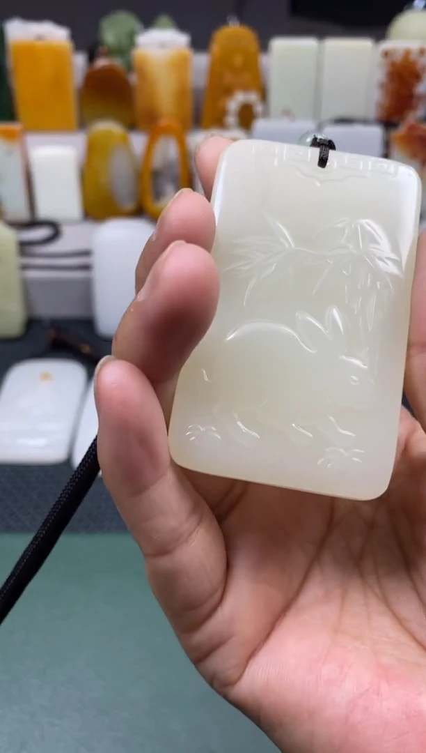 天然玉石未镶嵌颈饰生肖兔