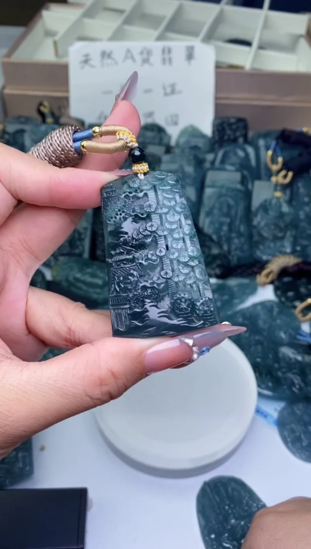 颈饰未镶嵌翡翠