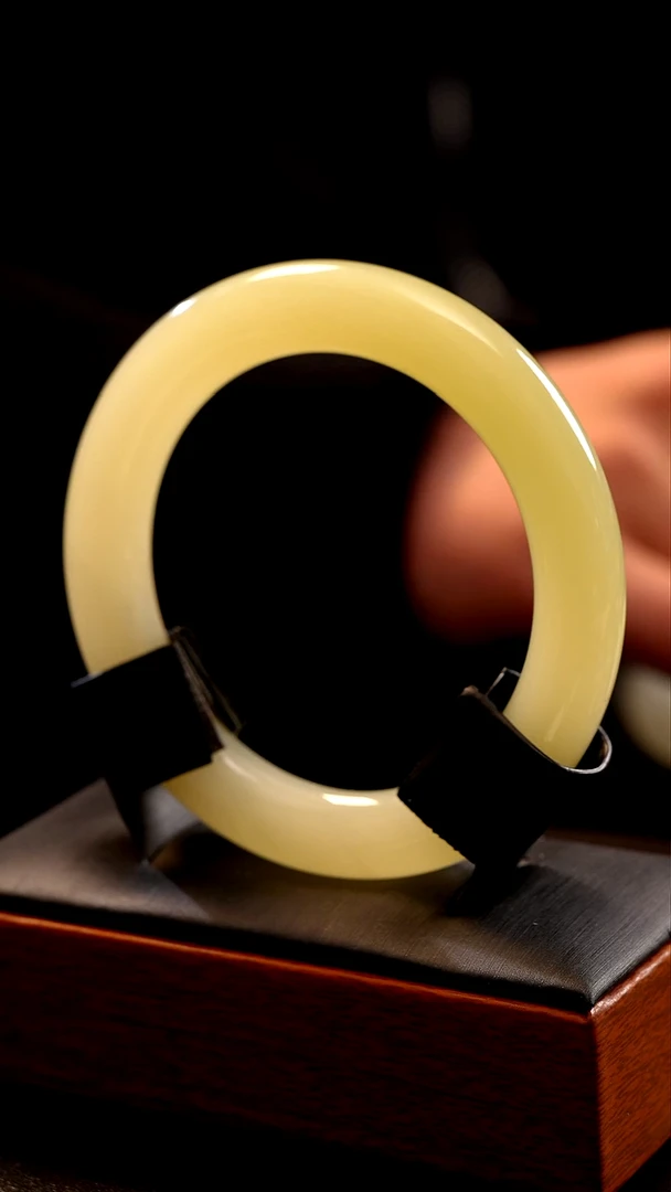 未镶嵌手镯和田玉红**花鸡油黄手镯原价68800（老顾客看货链接）