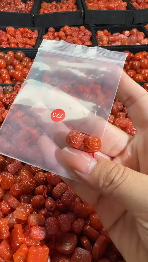 南红玛瑙未镶嵌颈饰1