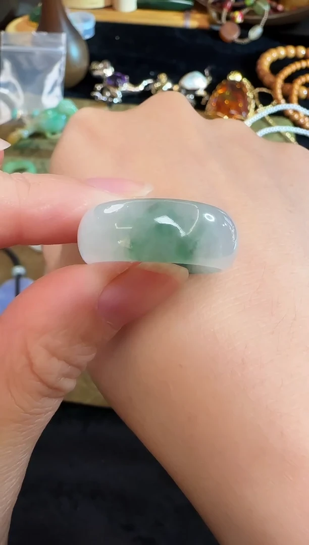 颈饰未镶嵌翡翠戒指