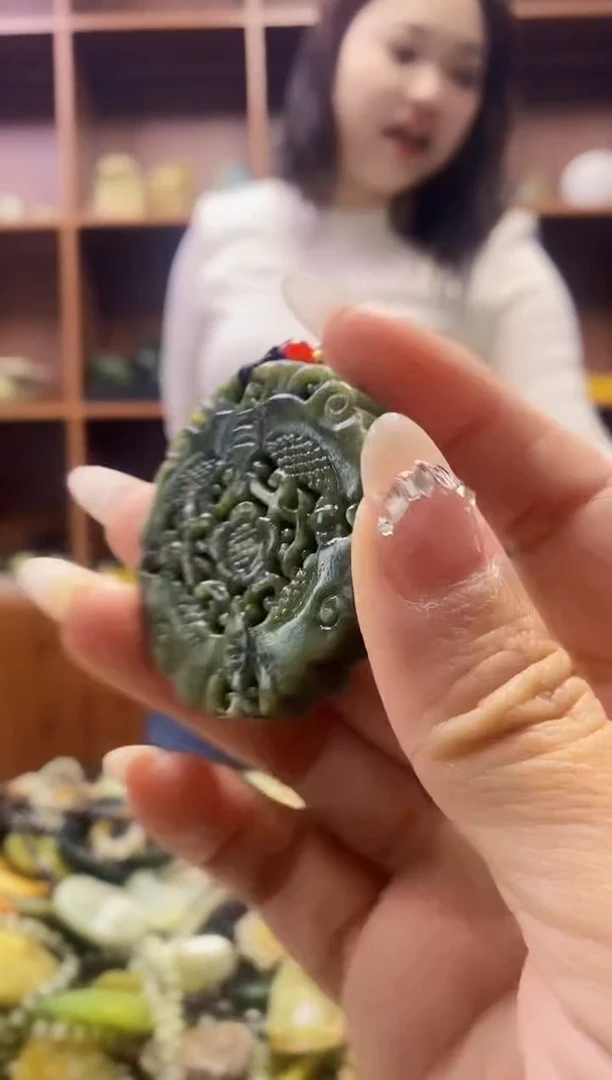 未镶嵌蛇纹石玉吊坠