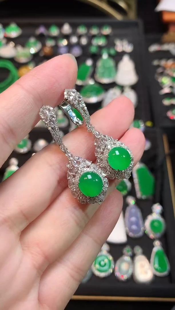 18K金镶嵌翡翠耳饰高冰起光满色满绿蛋面耳坠