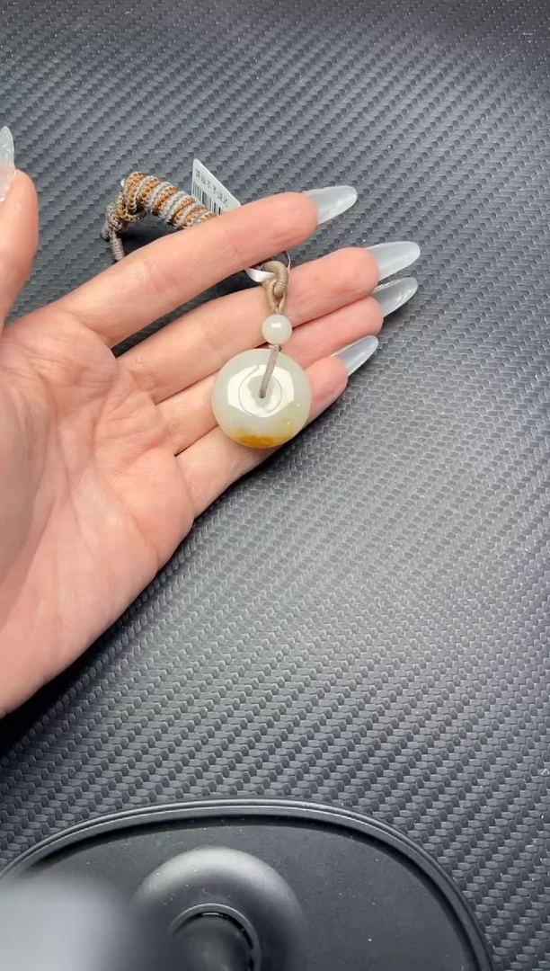 吊坠(赠链)未镶嵌和田玉且末金山微色差平安扣