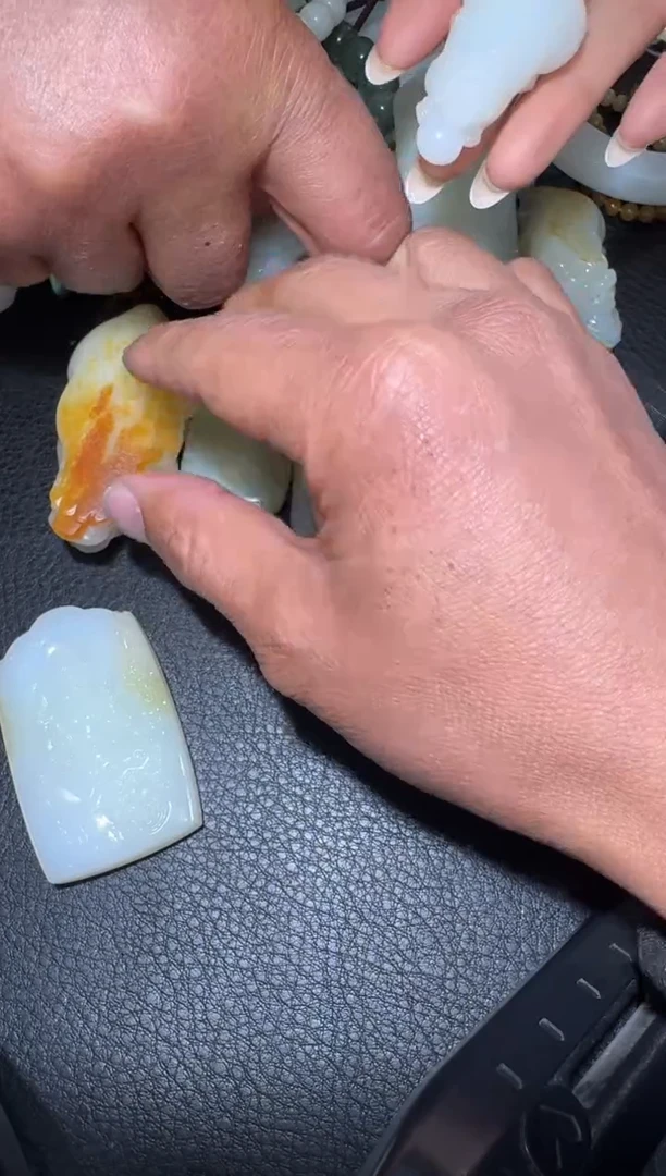 未镶嵌和田玉（糖玉）挂件和田玉