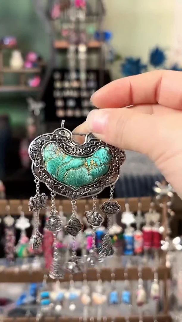 彩云南阁非遗老绣饰品876