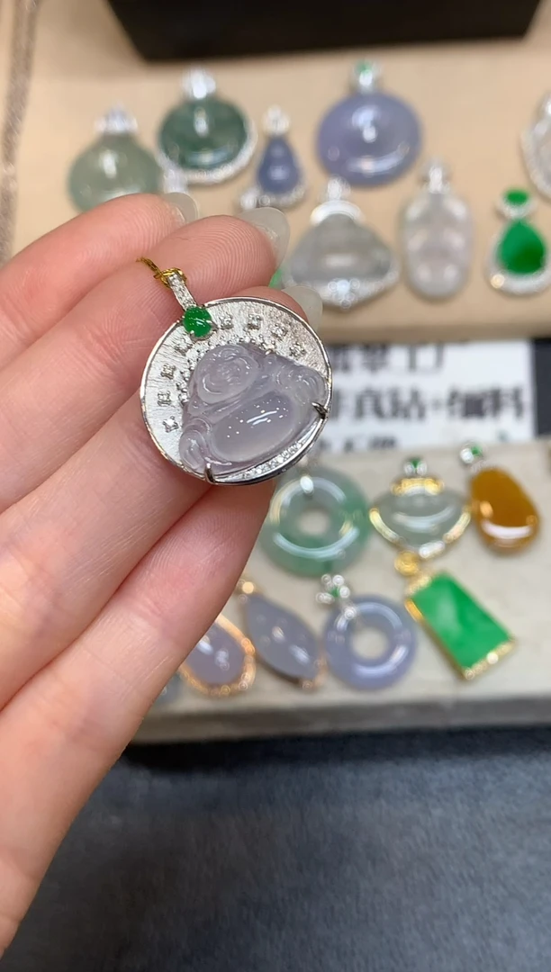 颈饰18K金镶嵌翡翠佛公【无服务费