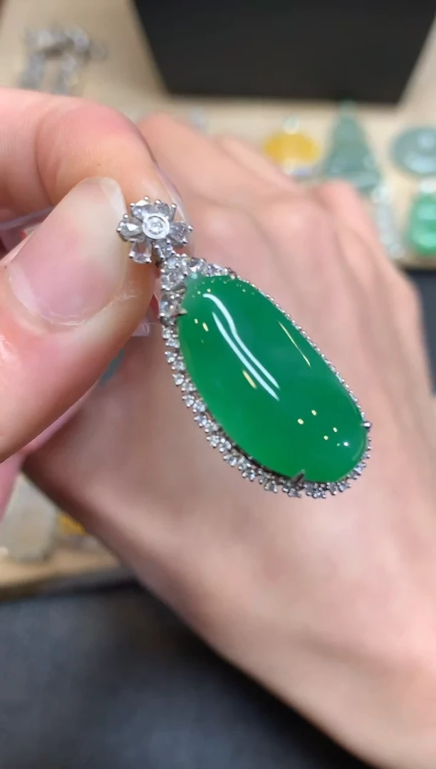 【闪购商品】翡翠颈饰18K金镶嵌福瓜【无服务费】