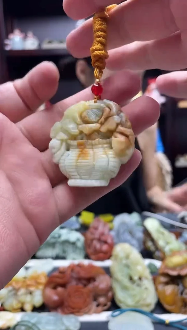 岫玉未镶嵌吊坠·