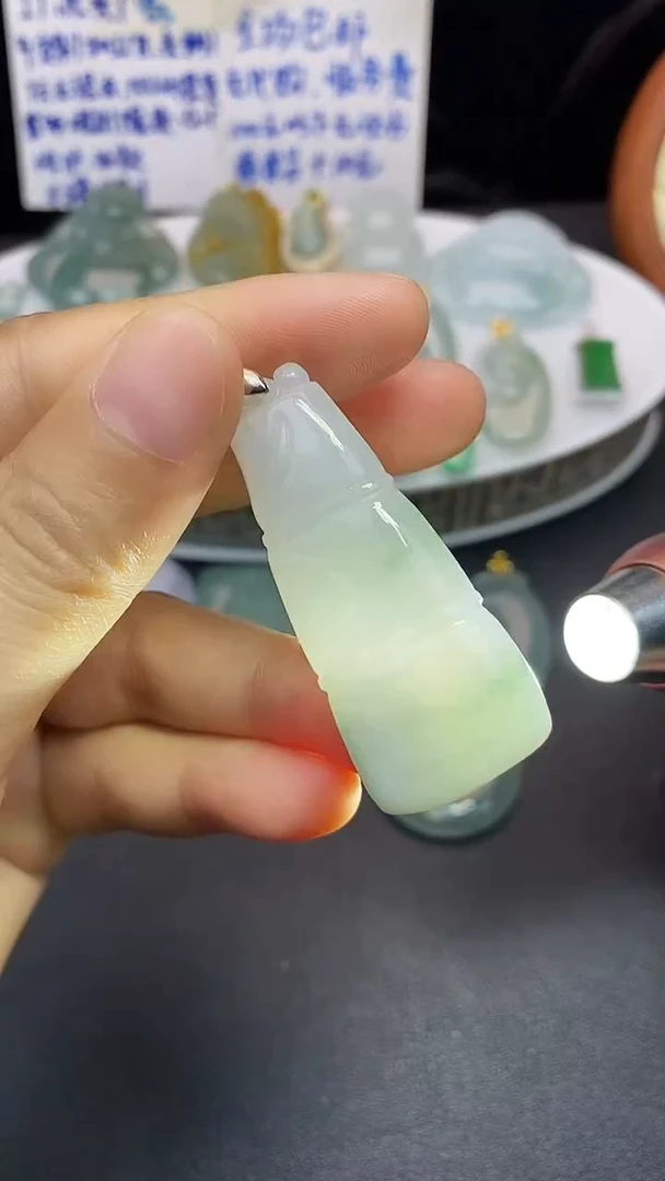 颈饰未镶嵌翡翠吊坠