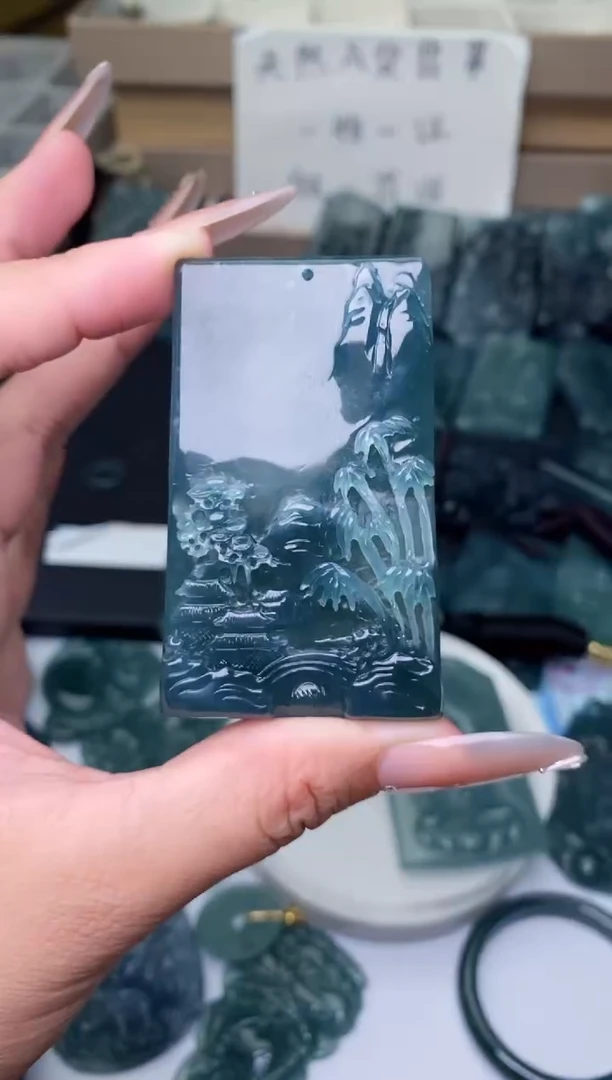 颈饰未镶嵌翡翠