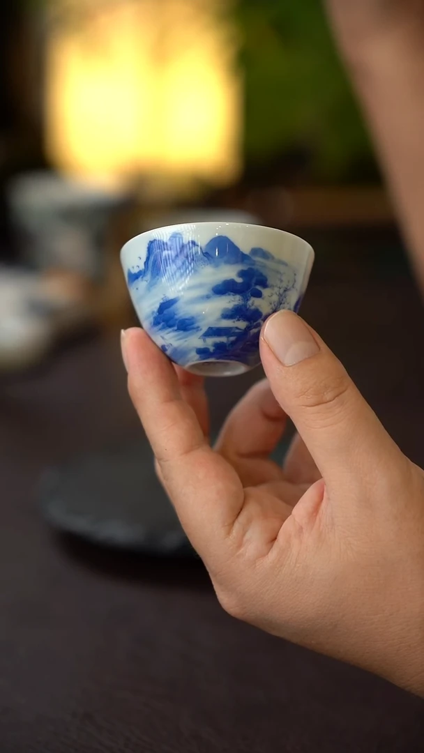 景德镇全手工手绘青花山水一口杯
