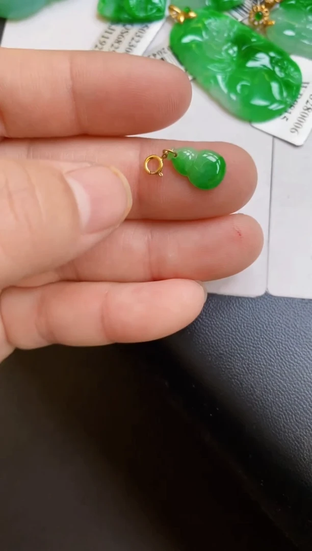 翡翠18K金镶嵌颈饰吊坠