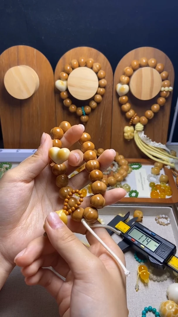 手串猴头核桃玉**?全品新光面爱心悟道猫吊坠彩粉流苏