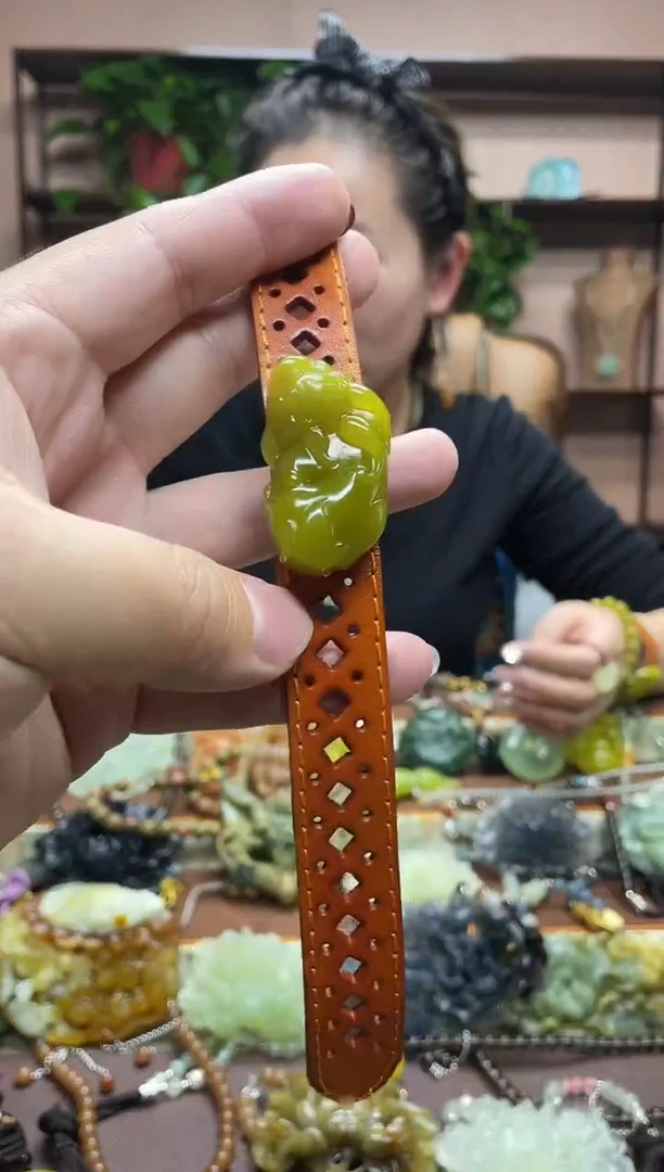 未镶嵌岫玉颈饰多样性发货发其中之一