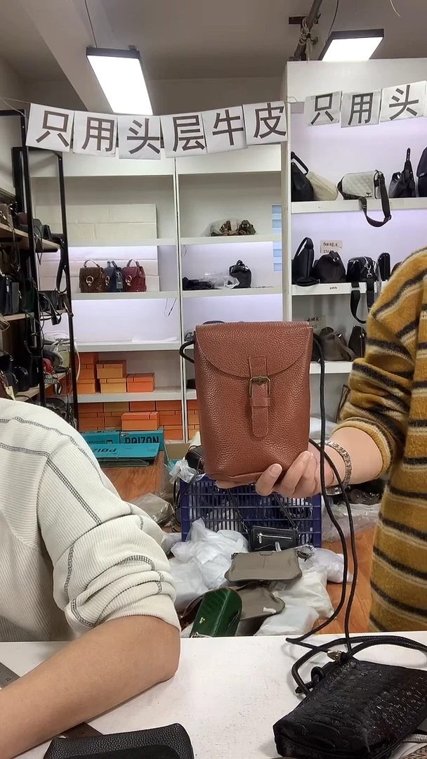 头层牛皮清货牛皮  竖款水桶手机包 棕色