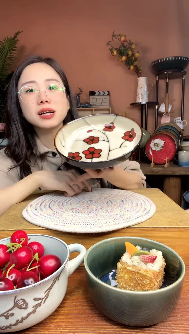 陶瓷8英寸手绘梅花深盘 微瑕疵