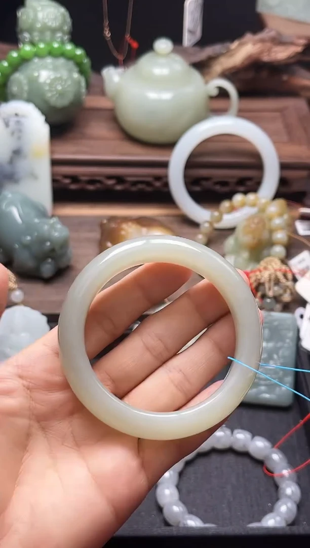 和田玉手镯未镶嵌且末青白54+圈 9010761