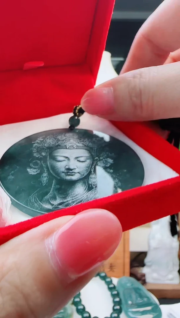 翡翠未镶嵌颈饰多样性发货其中一件