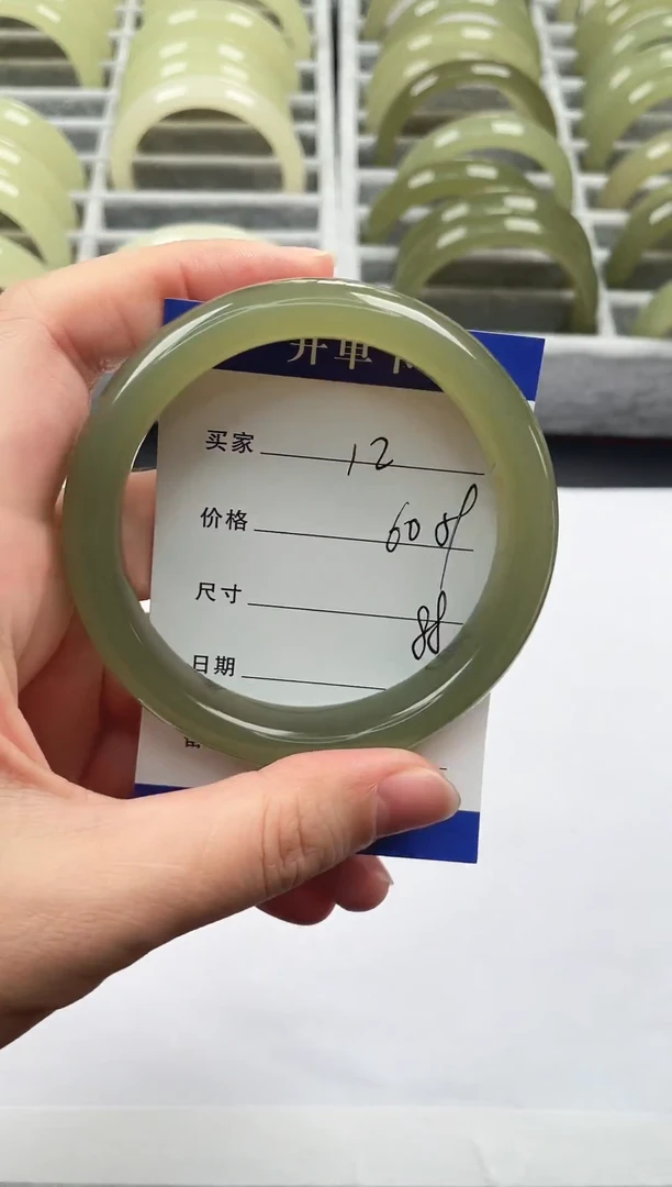 未镶嵌手镯石英质玉微色差湖水绿