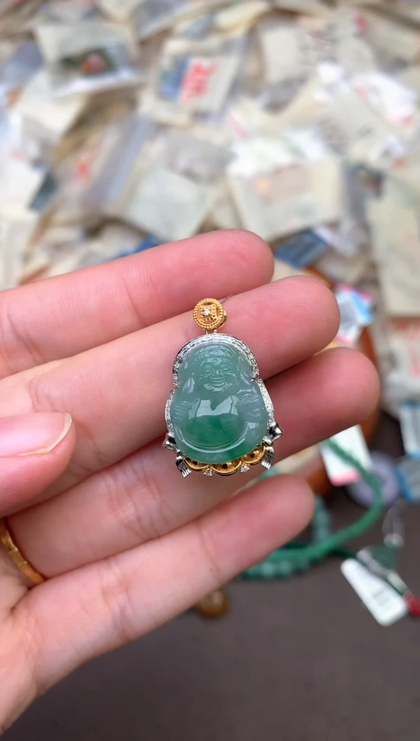 18K金镶嵌挂件翡翠 —