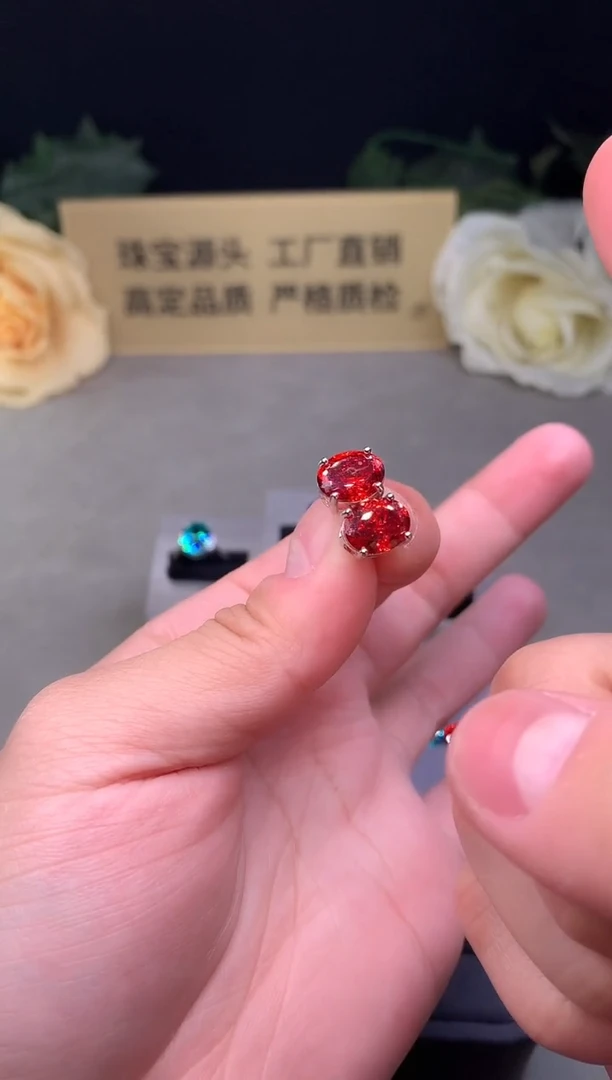 银S925镶嵌耳钉红色碧玺6666