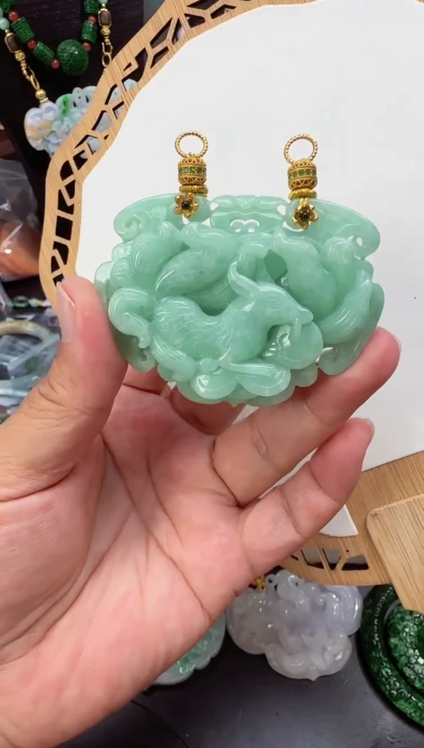 颈饰未镶嵌翡翠吊坠