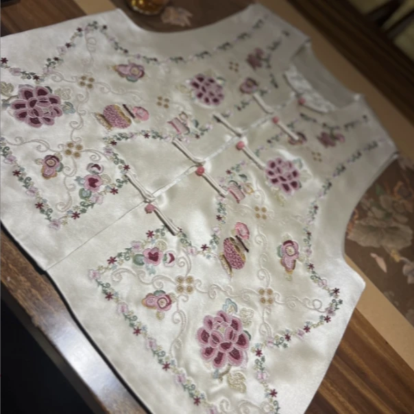 白玉 芳华设计新中式重工醋酸刺绣马甲国风打籽绣工艺马甲