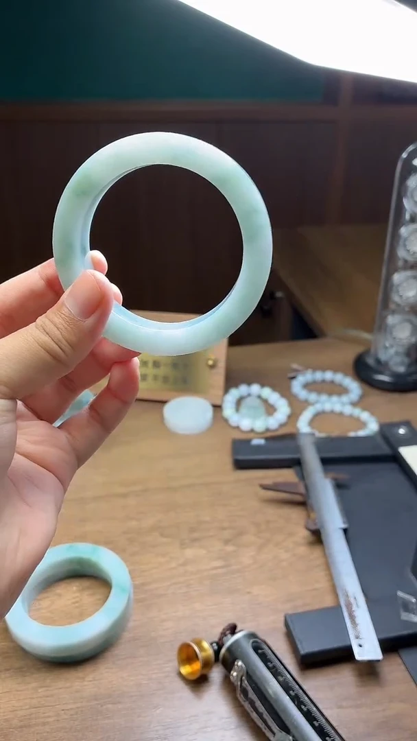 未镶嵌手镯定制翡翠雨**?定制