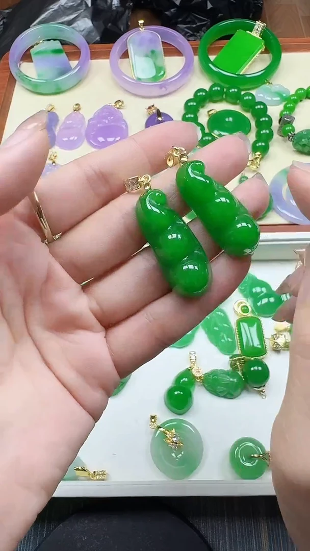 吊坠(赠链)14K金镶嵌翡翠满绿大豆荚