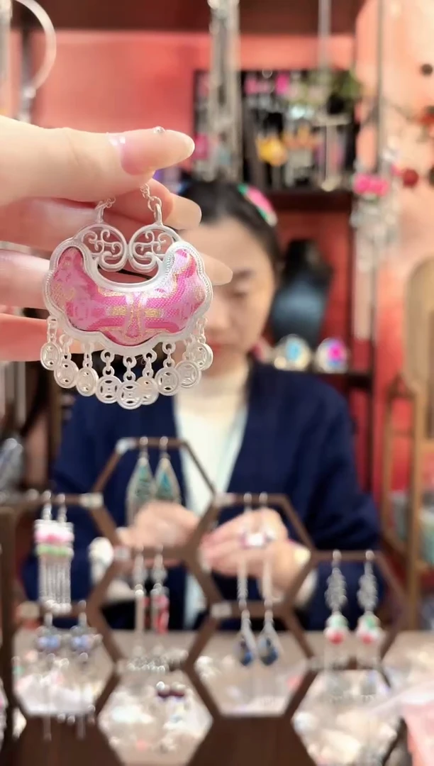 织绣云织谣民族风精美饰品   492