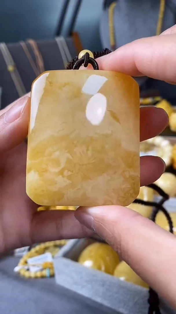 裸石琥珀未镶嵌无事牌