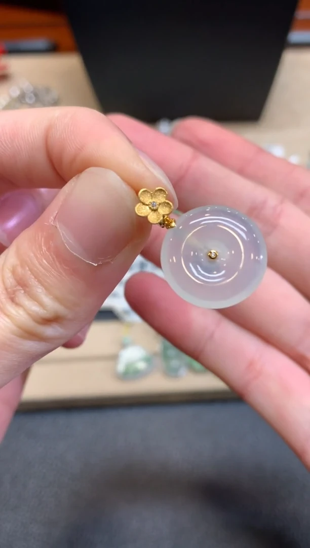 【闪购商品】翡翠颈饰18K金镶嵌平安扣【无服务费】