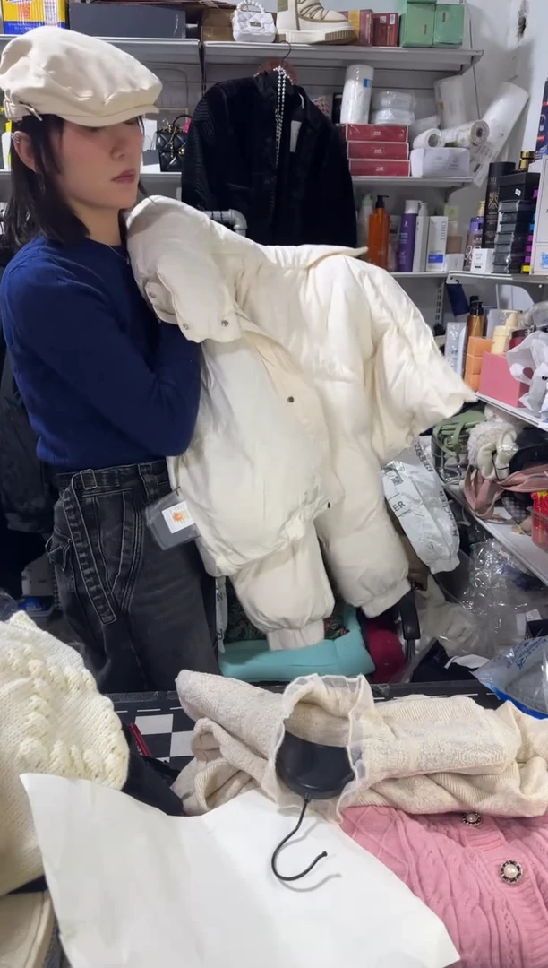章鱼小丸子拍白色羽绒服