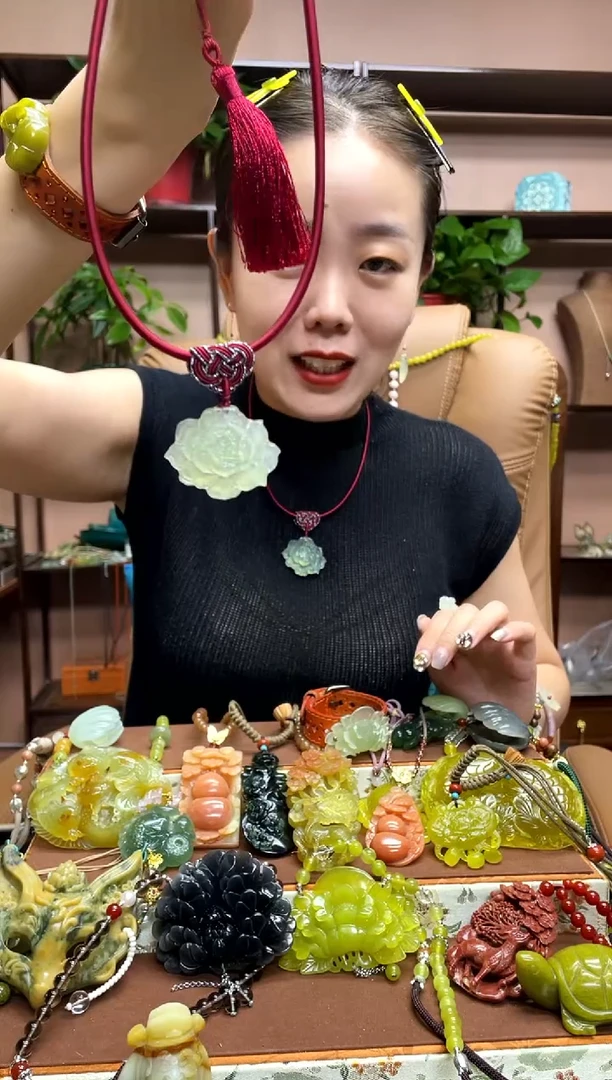 未镶嵌岫玉颈饰多样性发货发其中之一