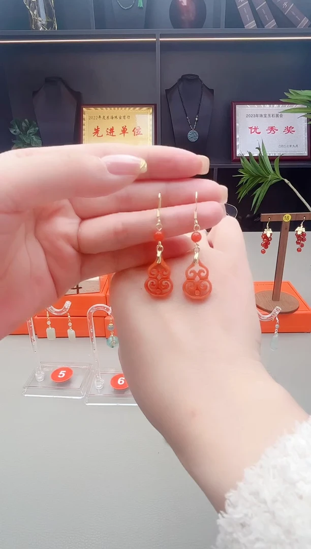 未镶嵌翡翠耳饰红色镂空葫芦