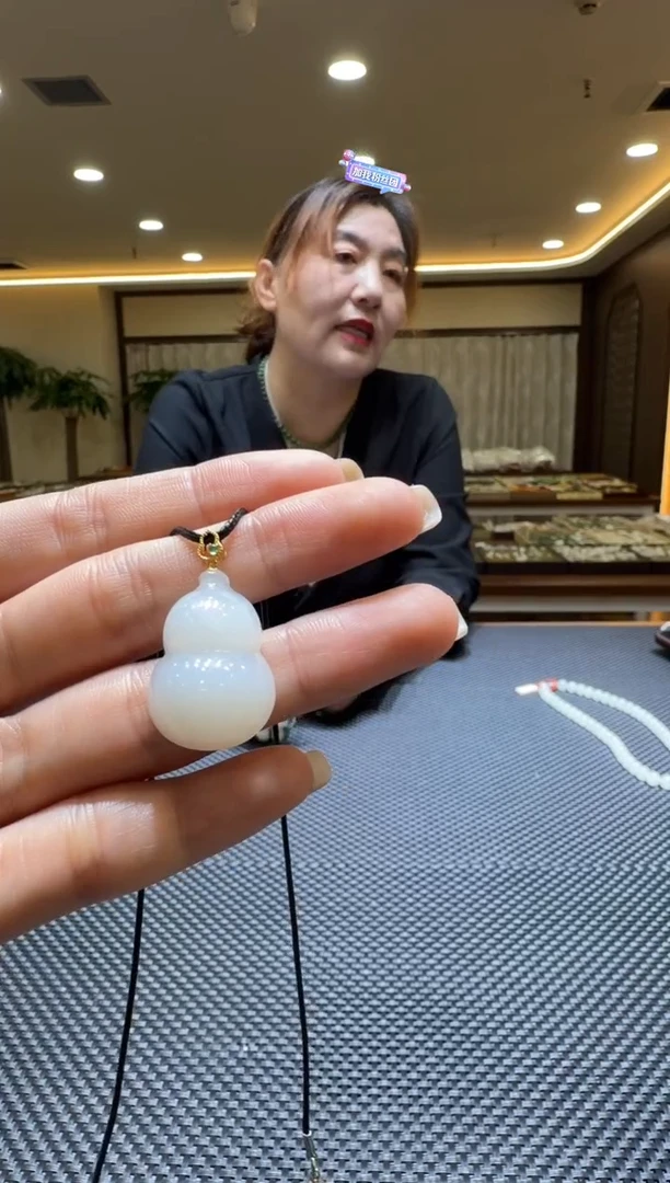 颈饰18K金镶嵌和田玉挂件