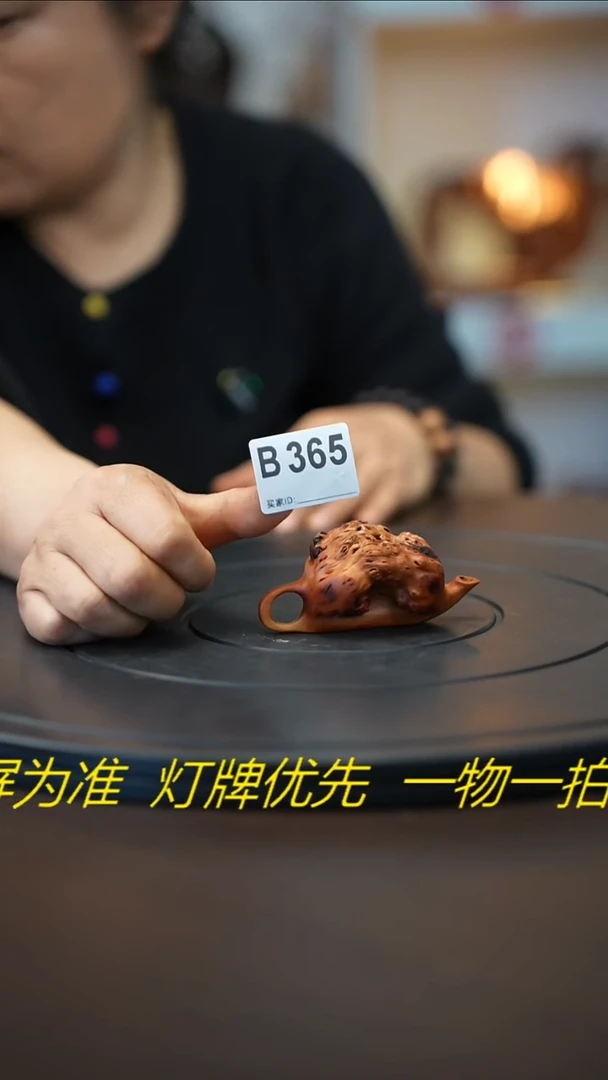 木木雕款金*龙云南黑果木把件