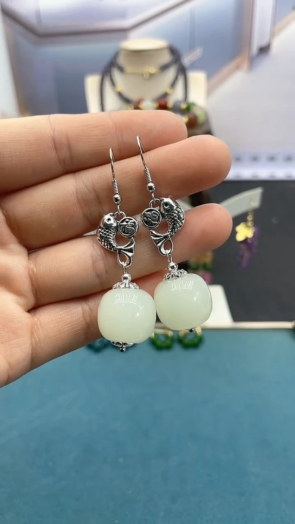 【闪购商品】和田玉耳饰银S925镶嵌16mm白珠小鱼耳钩