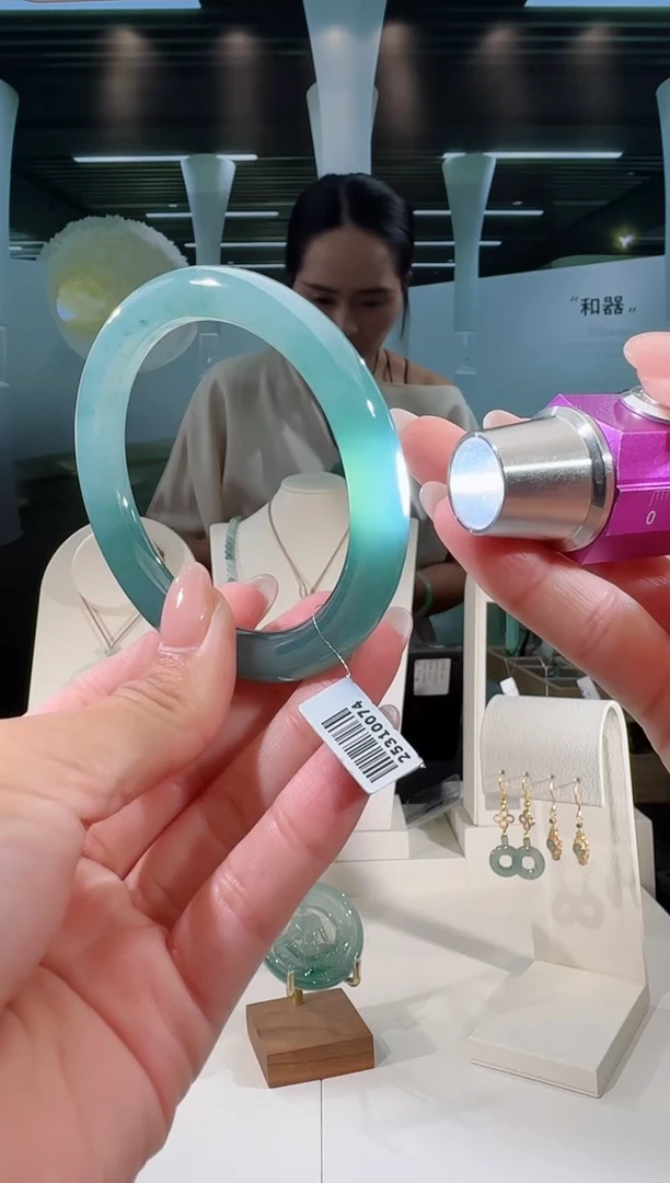 翡翠手镯未镶嵌56圈