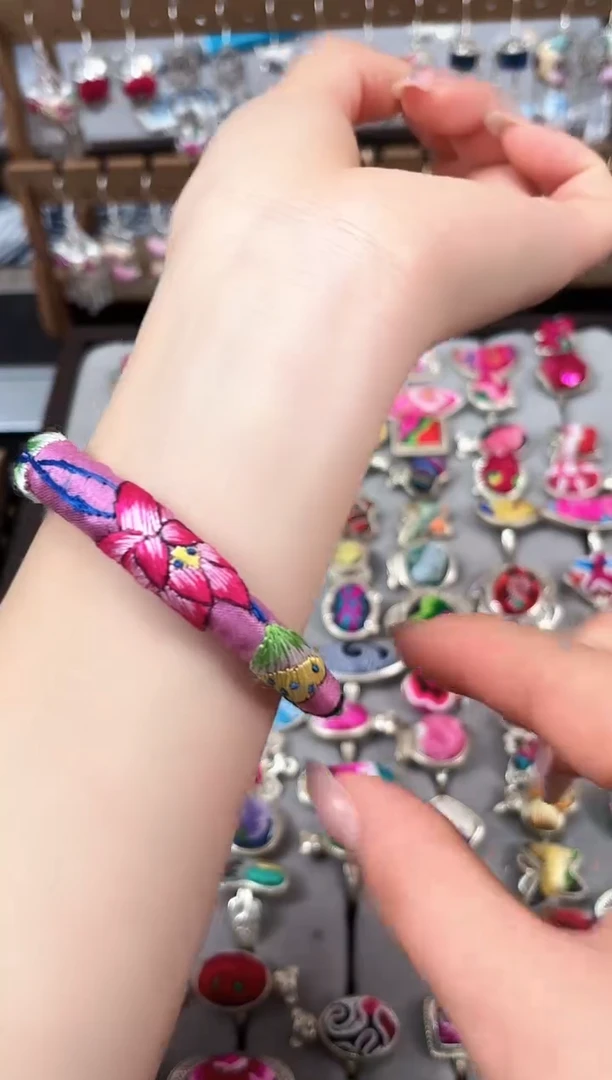 织绣民族风非遗老绣饰品296