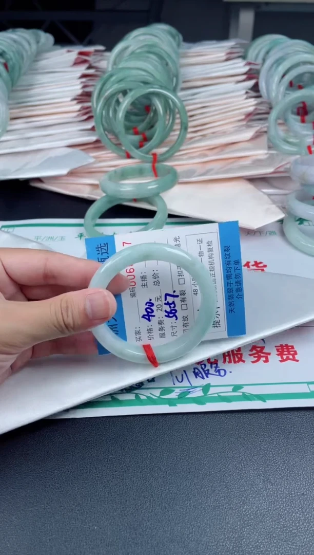 翡翠手镯未镶嵌翡翠手镯