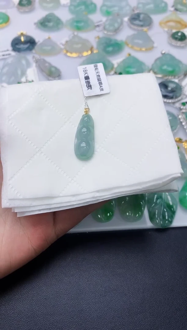颈饰18K金镶嵌翡翠天然A货