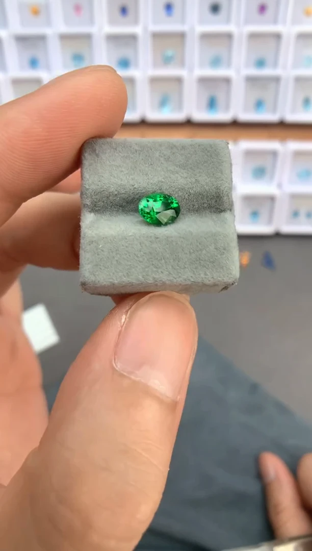 未镶嵌裸石定制石榴石N****。1.11ct 沙弗莱