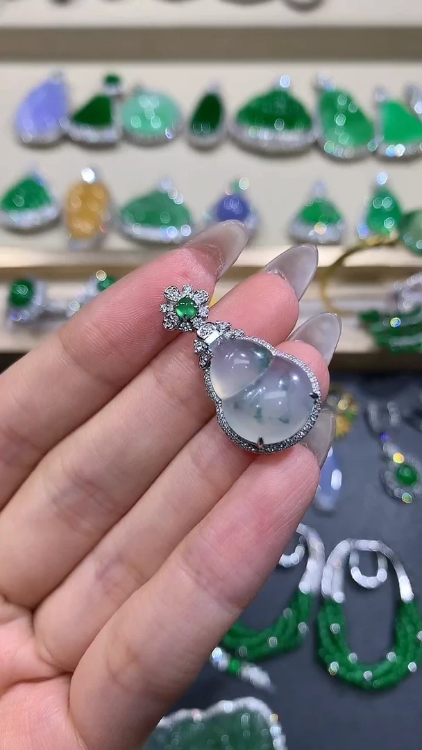 【闪购商品】翡翠吊坠(不含链)18K金镶嵌10团购